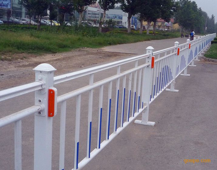 星空体育官方网站：2026护栏厂家推荐小区护栏建筑道路铁艺厂家优选指南！(图1)